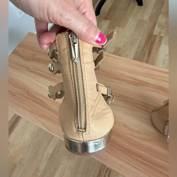 Sam Edelman Tan & Gold Metal Detail Boho Eclectic Desi Gladiator Sandals - Picture 8 of 13